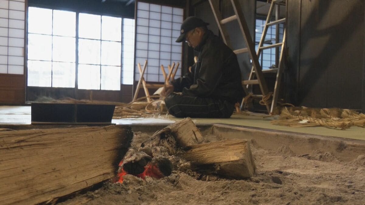 雪化粧の「飛騨の里」合掌家屋で“しめ縄づくり” 職員らが大小65本を手作業で…施設内の車田で収穫した“わら”を使用 岐阜県高山市