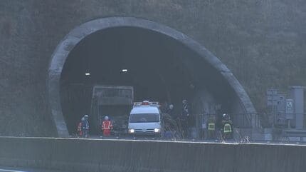 新名神高速で4台絡む事故 車両火災も発生 5人死亡 大型貨物車が乗用車