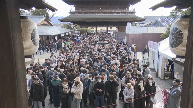善光寺では大勢の初詣客で賑わう 長野県長野市|TBS NEWS DIG