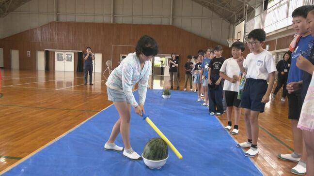 スイカ割り未経験の子どもが体験!“スポンジ状の棒”で… 「硬かった」「全力でたたいた」 愛知・西尾市の小学校|TBS NEWS DIG