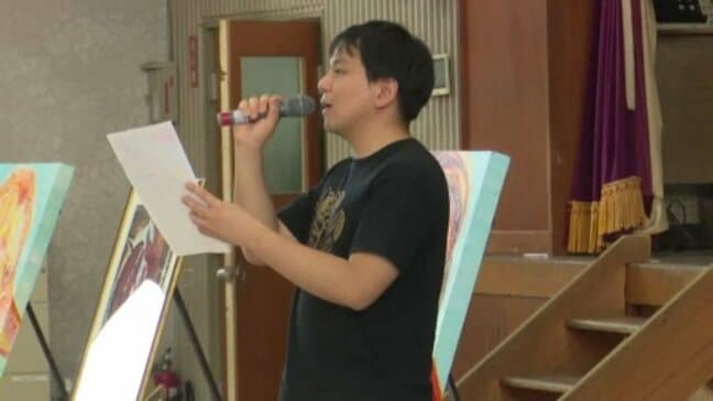 自閉症のアーティスト・石村さんが小学校で版画を披露 愛媛・西条市|TBS NEWS DIG