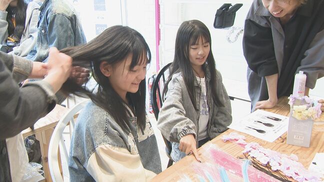 小学生らがプロによるヘアアレンジや着物の着付けなどを体験 「ネイルは休みの日に…アイラインも練習」 主催者の思いは… |TBS NEWS DIG