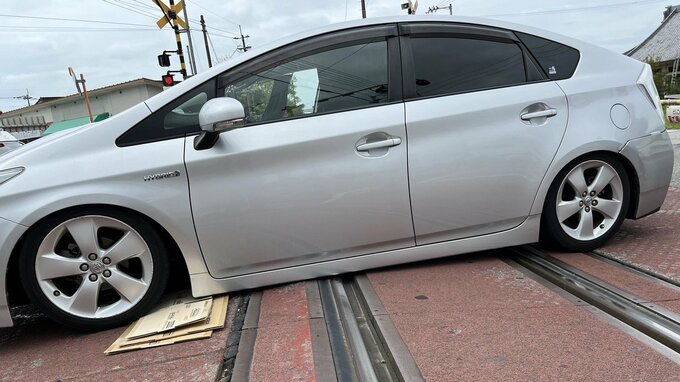 “シャコタン”車が踏切で立ち往生⋯列車は一時運転見合わせ、運休2本・遅延2本・約210人に影響　車の底が踏切の中央に引っかかったことが原因か【高知・南国】|TBS NEWS DIG
