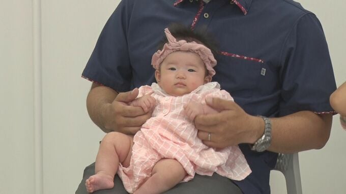 北中城村　人口1万8000人到達で記念ベビーに認定証贈る|TBS NEWS DIG