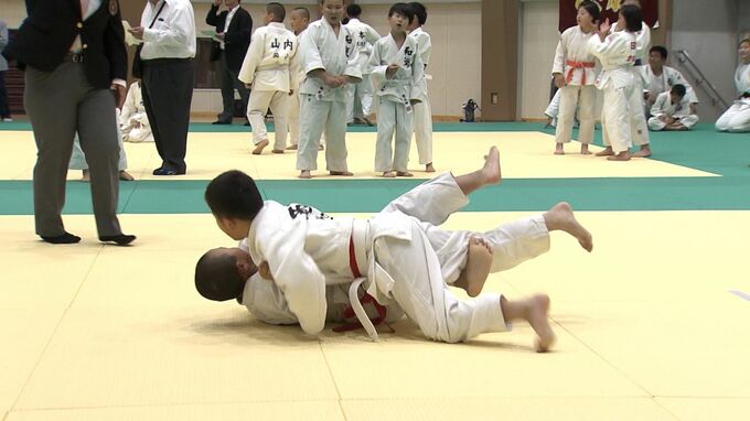「技をかけ続けて諦めない」岡山県内の小学生約220人が参加　ＲＳＫ杯柔道選手権大会【岡山】|TBS NEWS DIG