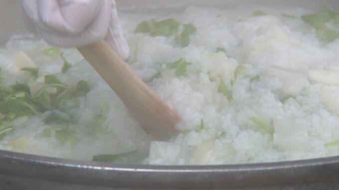 金沢の近江町市場 七草がゆ300食を無料配布　|　石川県のニュース｜MRO北陸放送