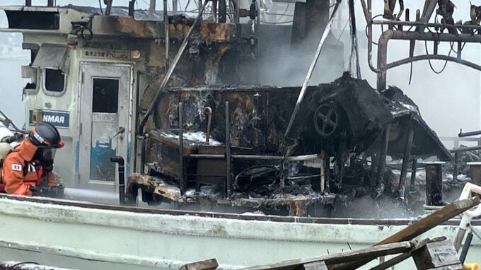 【続報】「船が燃えている」白老港停泊の漁船で火事　作業員らが船の清掃作業中に出火か　けが人なし　通報から6時間経過も消火活動続く|TBS NEWS DIG