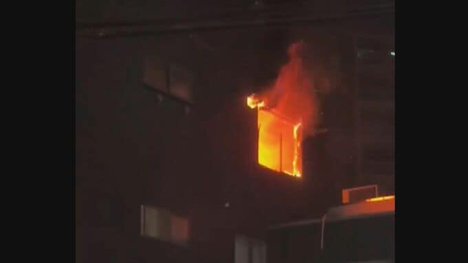 「爆発音が３回…」集合住宅で火災一室が全焼　20~40代の男性３人がけが　消防車12台が出動し約1時間後に鎮火　広島・南区|TBS NEWS DIG