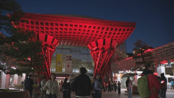 金沢駅の鼓門が赤色に! 「世界赤十字デー」に合わせライトアップ 8日まで|TBS NEWS DIG