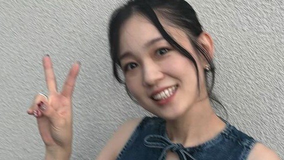 西野カナ】 「バイバイ夏2024」 爽やかなピースサインショットを