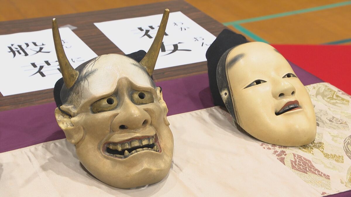 能楽の魅力を子どもたちへ　小学生が現役能楽師から「すり足」や「謡」など本格的な技術を学ぶ