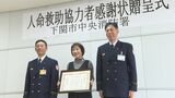 燃える家の2階に子どもが…71歳女性のとっさの判断 出窓に足かけ降りるよう誘導 飛び降りた子ども受け止める 山口県下関市の消防が感謝状|TBS NEWS DIG