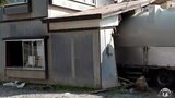 住宅に大型トラックが突っ込む　運転手大けが　青森県むつ市|TBS NEWS DIG