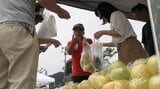 新鮮野菜や海産物を満載 軽トラ市にマルシェも開催で会場にぎわう 中学生の養殖ワカメ販売も 岩手・釜石市|TBS NEWS DIG