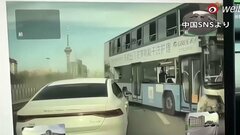 中国・北京　2階建てバスが対向車線にはみ出す　カメラがとらえた事故の瞬間| TBS CROSS DIG with Bloomberg