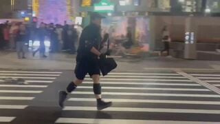 【速報】台湾で複数の切りつけ事件 発煙弾投げ込みも… 犯人は別の事件で指名手配中の27歳男 警察官に取り囲まれ屋上から飛び降りる　一連の事件でこれまでに4人重体| TBS CROSS DIG with Bloomberg