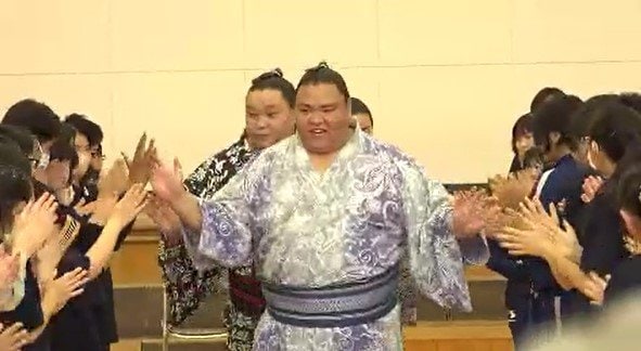 大相撲名古屋場所を前に…御嶽海が所属する出羽海部屋の合宿が長野・木曽町で始まる…地元中学生と「綱引き」で交流も…御嶽海は「3場所連続の勝ち越し目指す」　|　SBC NEWS | 長野のニュース | SBC信越放送