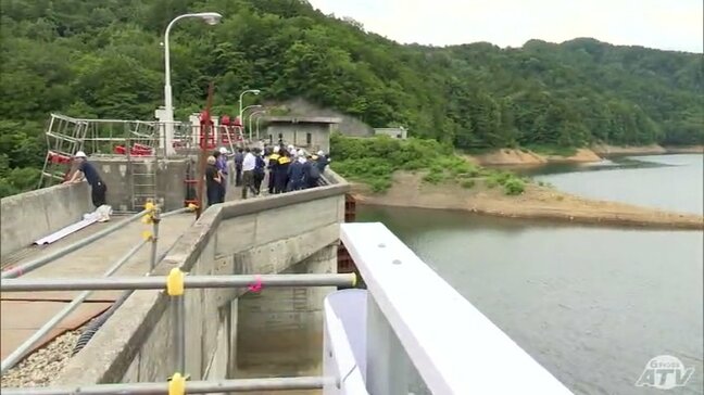 『天間ダム』から最大出力で放出の水が通常の3分の1に…　地区流れる農業用水が不足　ポンプで吸い上げた水を放出して対応も原因究明には至っておらず　青森県「調査は時期を見て行う」|TBS NEWS DIG