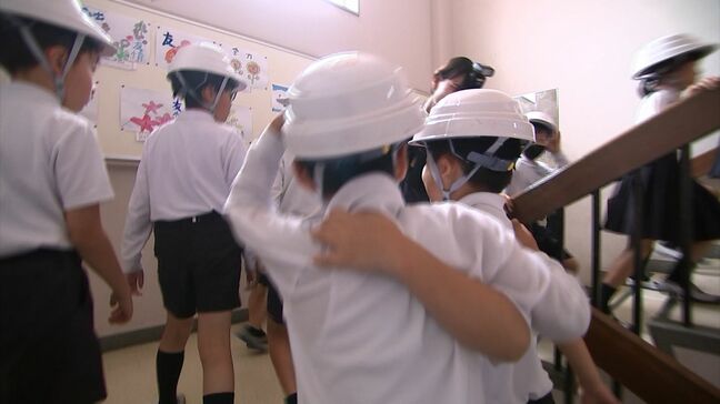 建物の上の階に逃げる「垂直避難」の訓練　土砂災害警戒区域の小学校で　校舎裏山の土砂崩れを想定【香川】|TBS NEWS DIG
