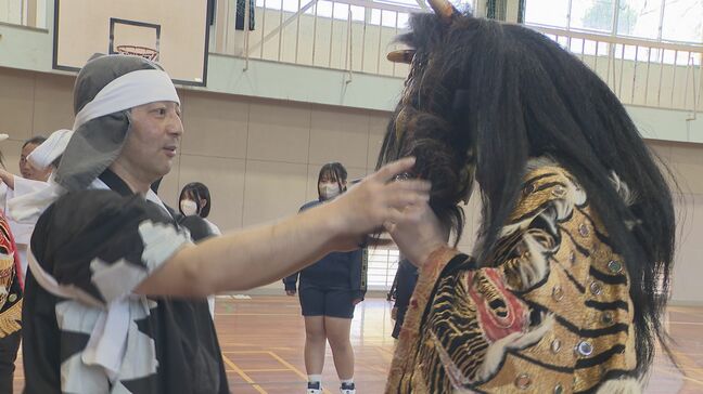 衣装の重さに驚愕　高校分校の新入生が地元伝統の神楽を学ぶ　山口・岩国|TBS NEWS DIG
