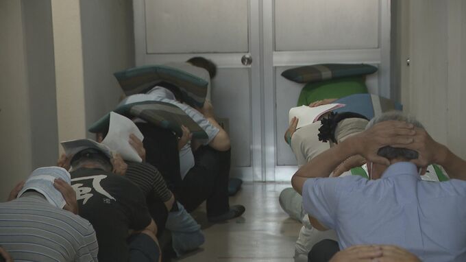 爆風で飛散する窓ガラスから離れ座布団で頭覆う…弾道ミサイル想定し避難訓練 石川・かほく市　|　石川県のニュース｜MRO北陸放送