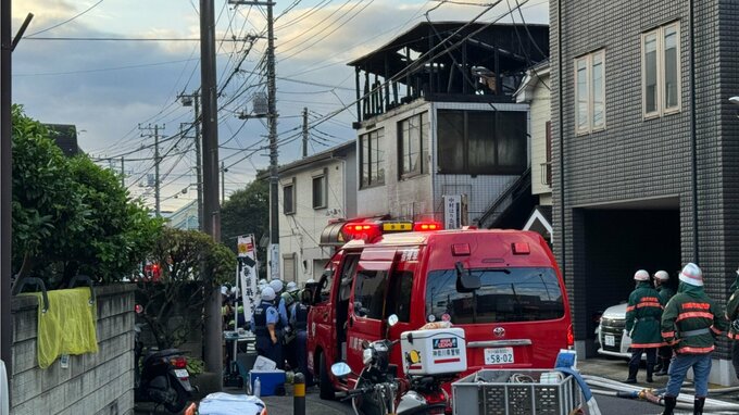 川崎・多摩区中野島の店舗兼住居で火事　1階から年齢・性別不明の1人の遺体　消火活動続く|TBS NEWS DIG