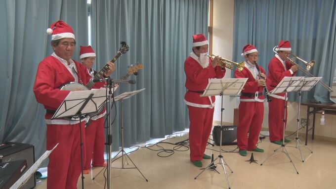 津堅島9人のサンタがやってきた！歌とプレゼントで一足早いクリスマス会|TBS NEWS DIG