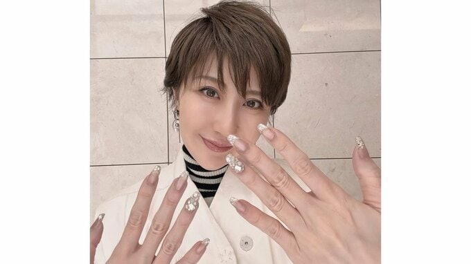 【西丸優子】「カワイイし、お洋服にも合わせやすくてお気に入りです」最新ネイル披露　「光ってますね〜」「指が長いので、ネイルがすごく映えますね」など反響続々|TBS NEWS DIG