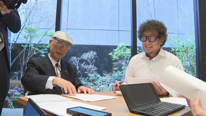 池上治男さんと打合せをする中村憲昭弁護士（右）