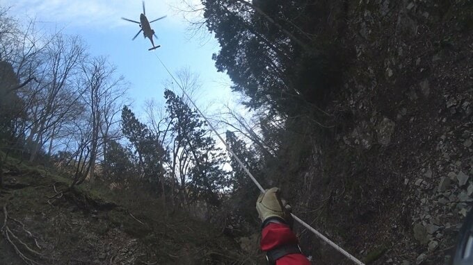 20メートル下に滑落か...クマ駆除中に転倒しケガをした女性、救助に向かった消防隊も下山できず→けさ消防ヘリで救助　右腕や骨盤付近骨折の疑い（山形）|TBS NEWS DIG