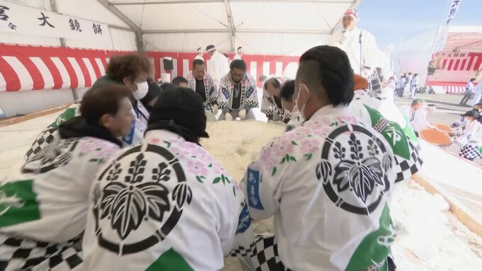 ４トンの餅を動かすためにクレーン車登場　天下の奇祭「国府宮はだか祭」迫る　早朝から奉納する大鏡餅作り　|　名古屋・愛知・岐阜・三重のニュース【CBC news】 | CBC web