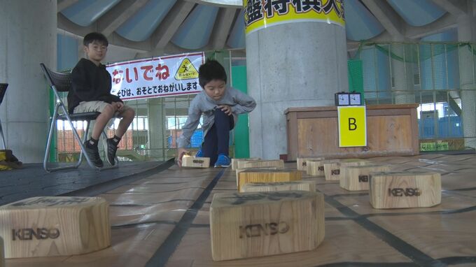 「体力がどんどん削られる」　親子9組が巨大な将棋盤で総当たり戦「大盤将棋大会」|TBS NEWS DIG