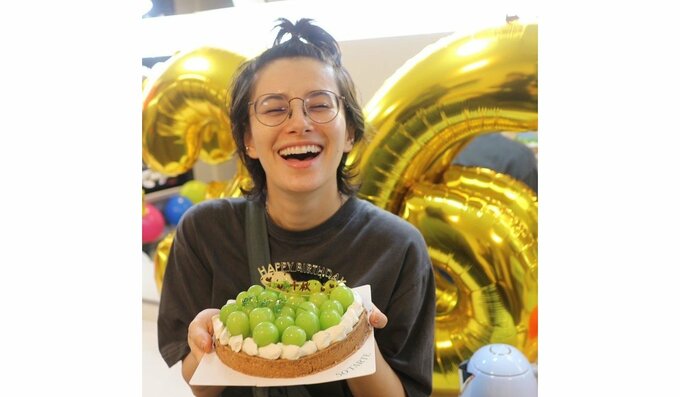 ホラン千秋さん　「36歳になりました♡」　サプライズの誕生日祝いに「嬉しすぎて瓶底眼鏡のまま写真撮った笑」|TBS NEWS DIG