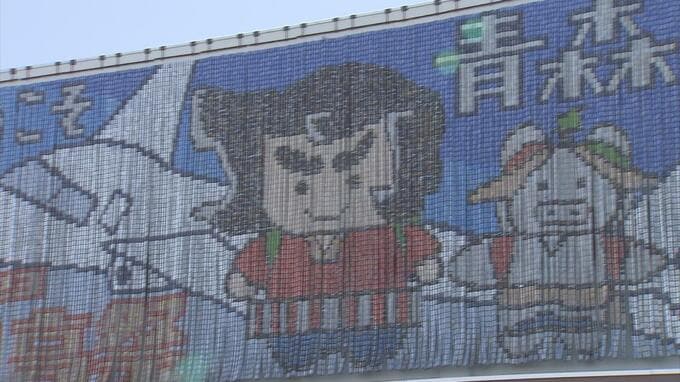縦9ｍ・横21ｍの壁画の材料は「2万1000個」の「空き缶」　34年続く文化祭の伝統行事　「コロナ禍で冷え切った青森の観光を少しでも盛り上げたい」　|　青森のニュース│ATV NEWS│青森テレビ