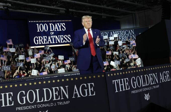 トランプ大統領、パウエル議長批判と関税措置自賛－就任100日で演説