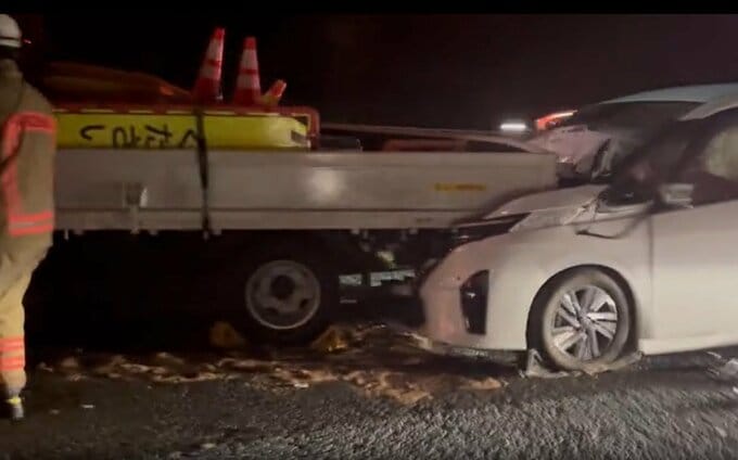 工事規制中のトラックに車が衝突　はずみで前方２台のトラックも玉突きに　工事関係者５人がけが　西広島バイパス　|　RCC NEWS | 広島ニュース | RCC中国放送