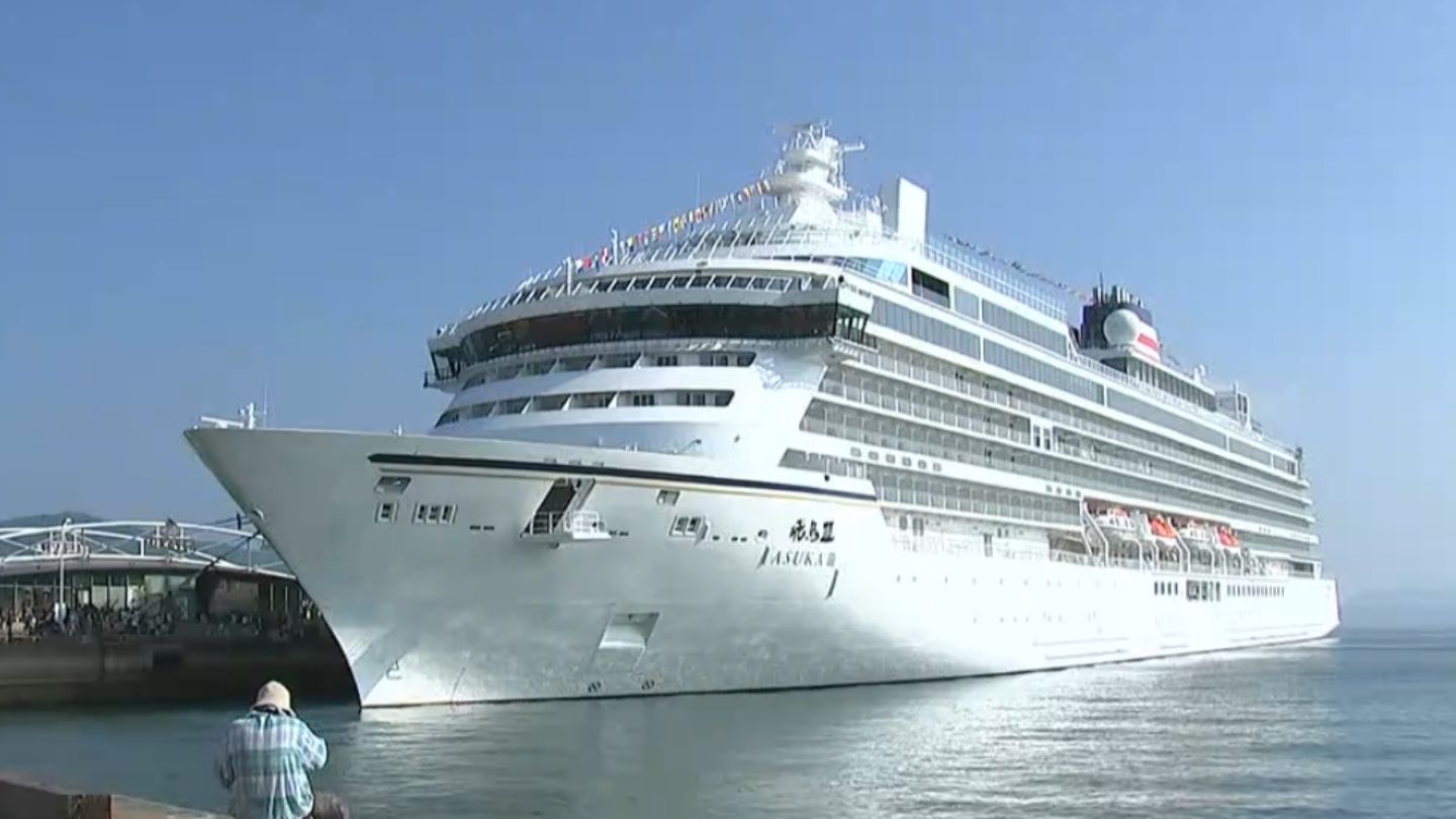 就航したばかりの国内最大級のクルーズ客船「飛鳥III」が高松港に初