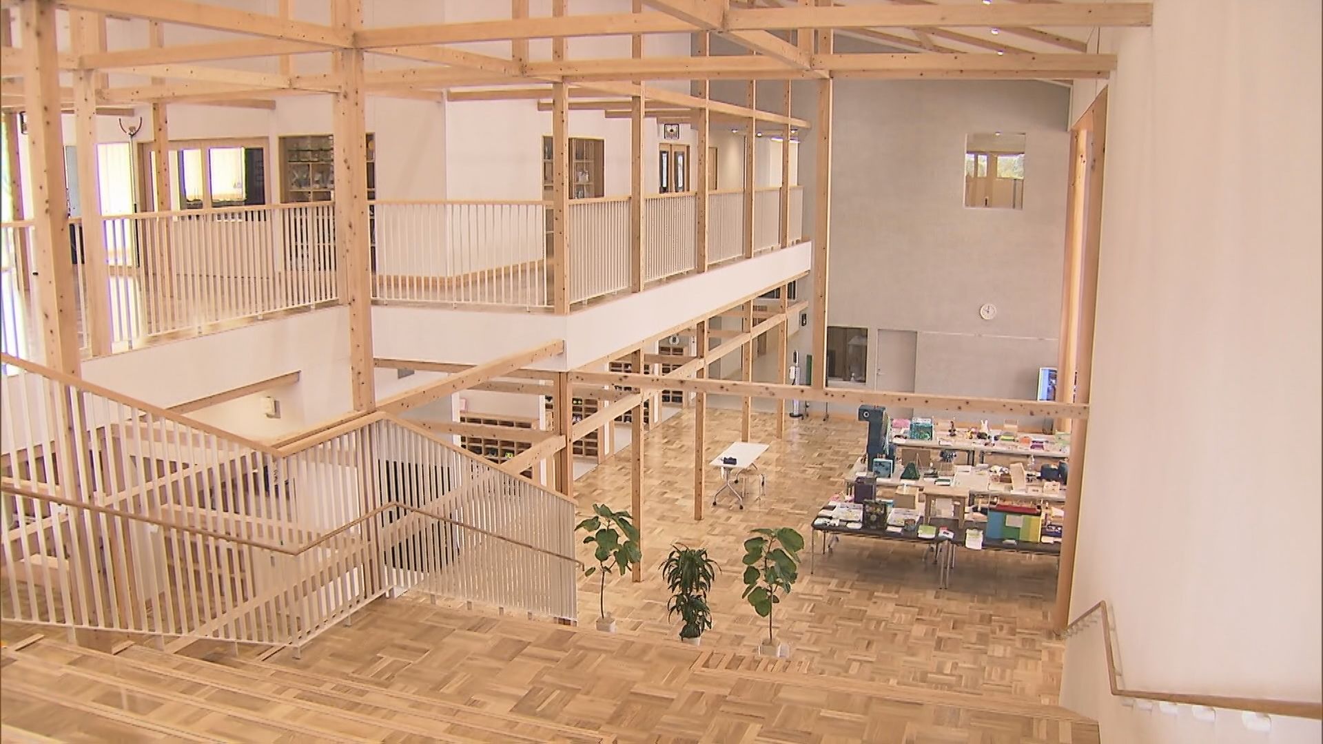 人手不足・資材不足で大幅に完成が遅れていた小学校の新校舎　児童が夏休み明けて初登校