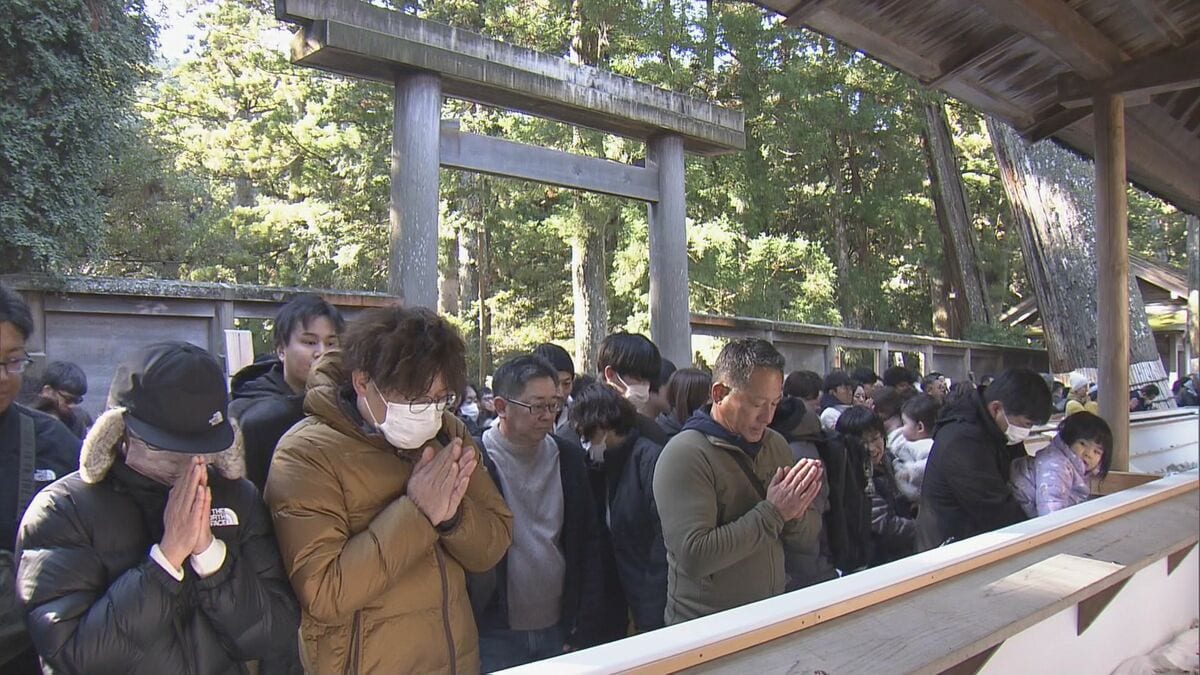 新しい年への思い込め初詣にぎわう　三重・伊勢神宮　3が日で40万人参拝の見込み