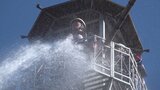 火の見やぐらに登った消防団員が放水を浴びる　恒例の水かけ出初式　|　山梨のニュース | ＵＴＹテレビ山梨