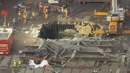 JFEスチール工場で足場が崩れ作業員5人落下　4人搬送も2人の死亡確認　残る1人は見つかっておらず　重さ約500トンの「おもり」が鉄板突き破り海まで落下か|TBS NEWS DIG