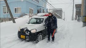 速報 「スリップした車に母親と子どもがひかれ、子どもが下敷きになっている」母子ともに頭部から出血して搬送、意識ありか…軽自動車が坂道を登り切れず、下がった先で事故　北海道小樽市|TBS NEWS DIG