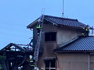 【実況見分】空き家の火事、火元は併設の物置か　管理者の73歳男性が午前中に薪ストーブ使用、引き続き詳細な原因調べる　富山・高岡市　|　富山のニュース｜天気・防災｜チューリップテレビ