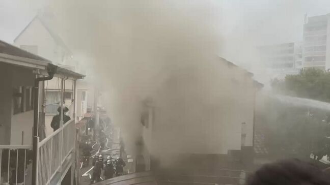 長崎市の住宅密集地で住宅1棟全焼　住人2人が救急搬送|TBS NEWS DIG