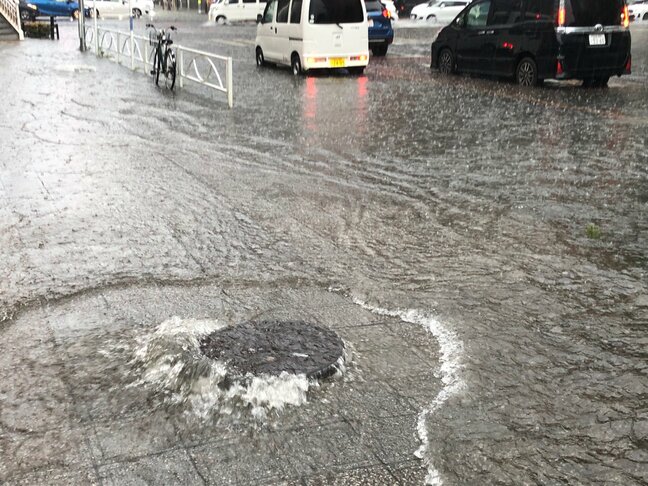 【速報】マンホールから雨水があふれる　道路が冠水　仙台市内で激しい雷雨　土砂災害や浸水に警戒|TBS NEWS DIG