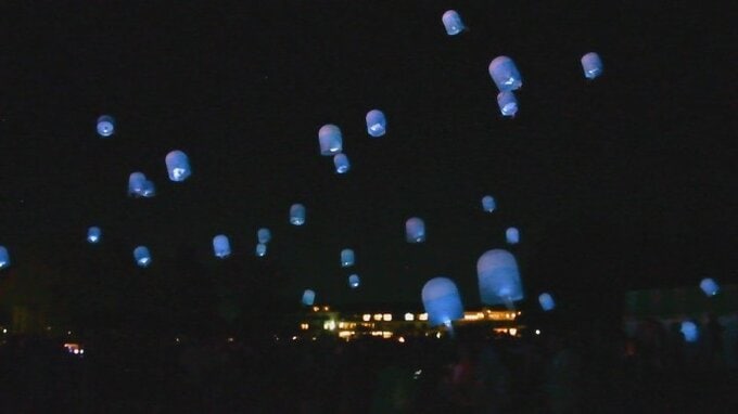 夜空にランタンが浮かぶ幻想的な光景　富士山の世界文化遺産登録10年　ファイヤーパフォーマンスとランタン打ち上げ　|　山梨のニュース | ＵＴＹテレビ山梨