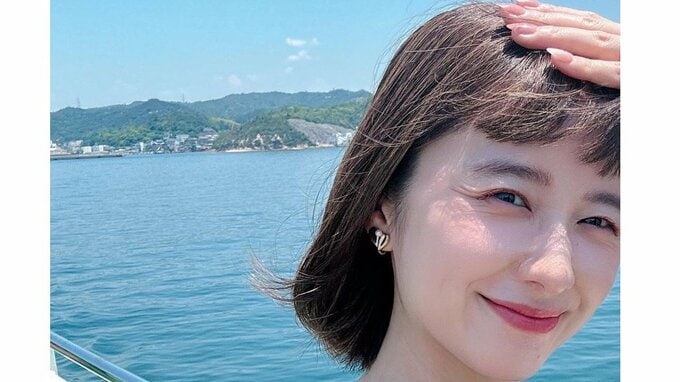堀田真由さん　オン眉＆青ワンピ姿公開　「はやめの夏休み」直島で微笑む動画も投稿|TBS NEWS DIG