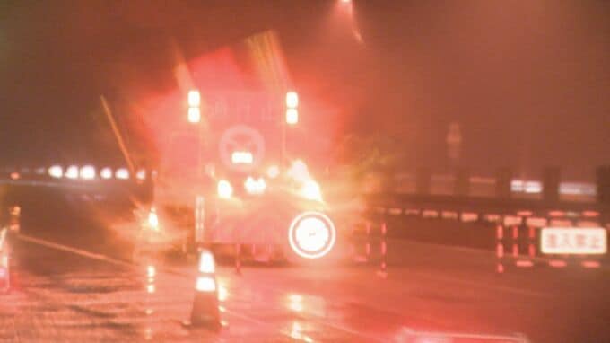 スキー帰りの中国道を１２７キロで走行し事故→同乗男性が死亡　ブレーキ操作せずカーブ曲がり片手で運転も…初公判で運転手の大学院生の男「早く帰りたかった。気が大きくなっていた」|TBS NEWS DIG