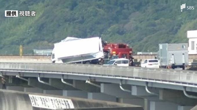 国道1号バイパス下り線 トラックなど複数台が絡む事故 蒲原東IC〜寺尾IC間が通行止め（10月9日午前11時10分現在）|TBS NEWS DIG