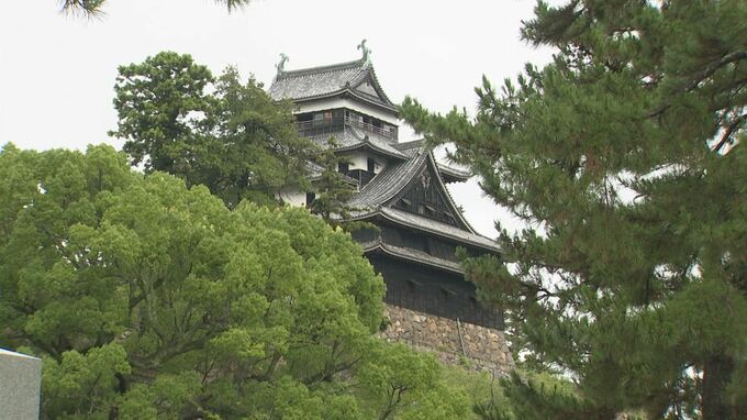 松江城　大雨警報で一時立ち入り禁止も　観光客がっかり　その後警報は解除、立ち入り可能に　※１１日午前９時半現在|TBS NEWS DIG